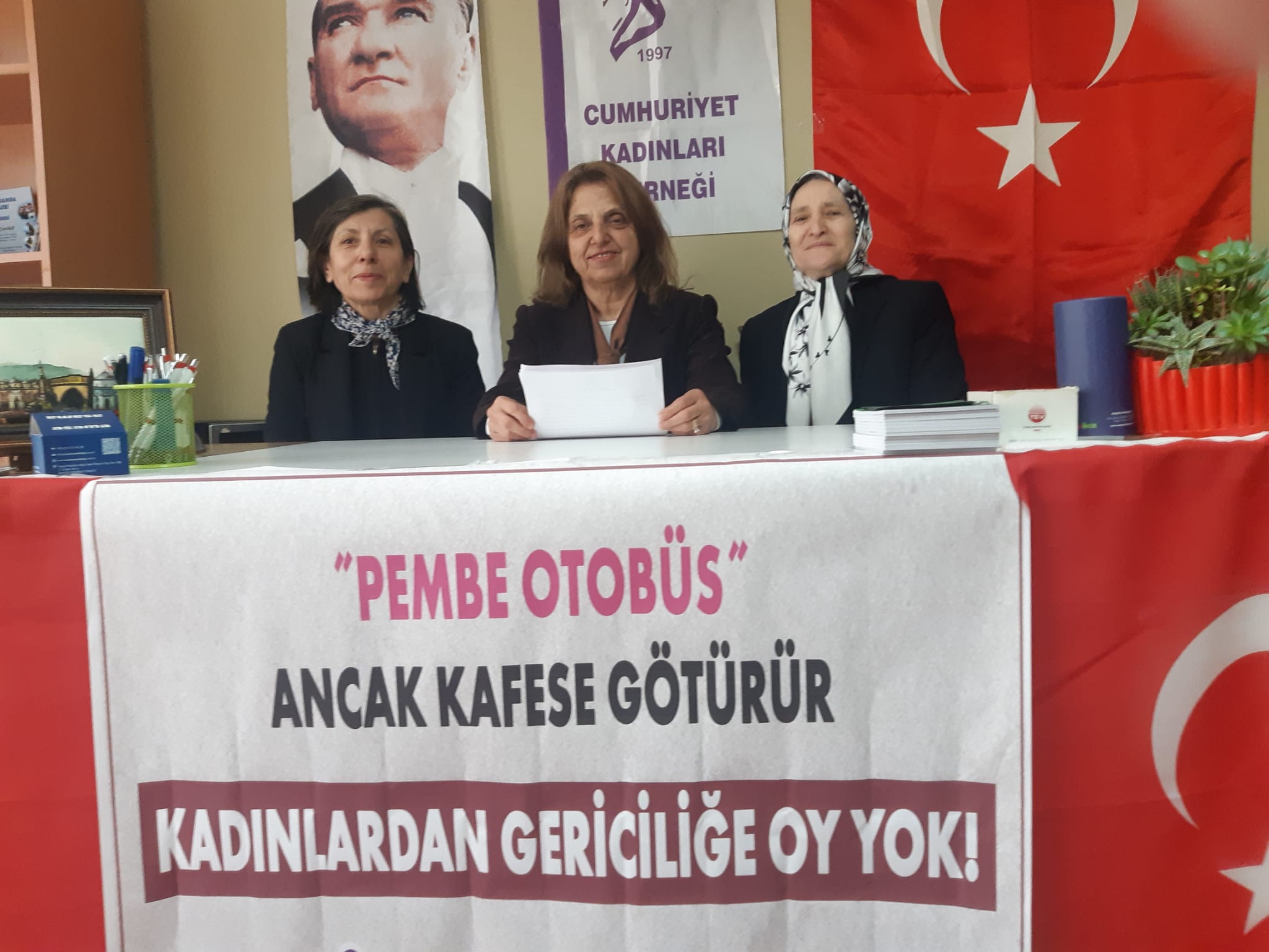 Cumhuriyet Kadınları Derneği Osmangazi Şubesi; Pembe otobüs anca kafese götürür