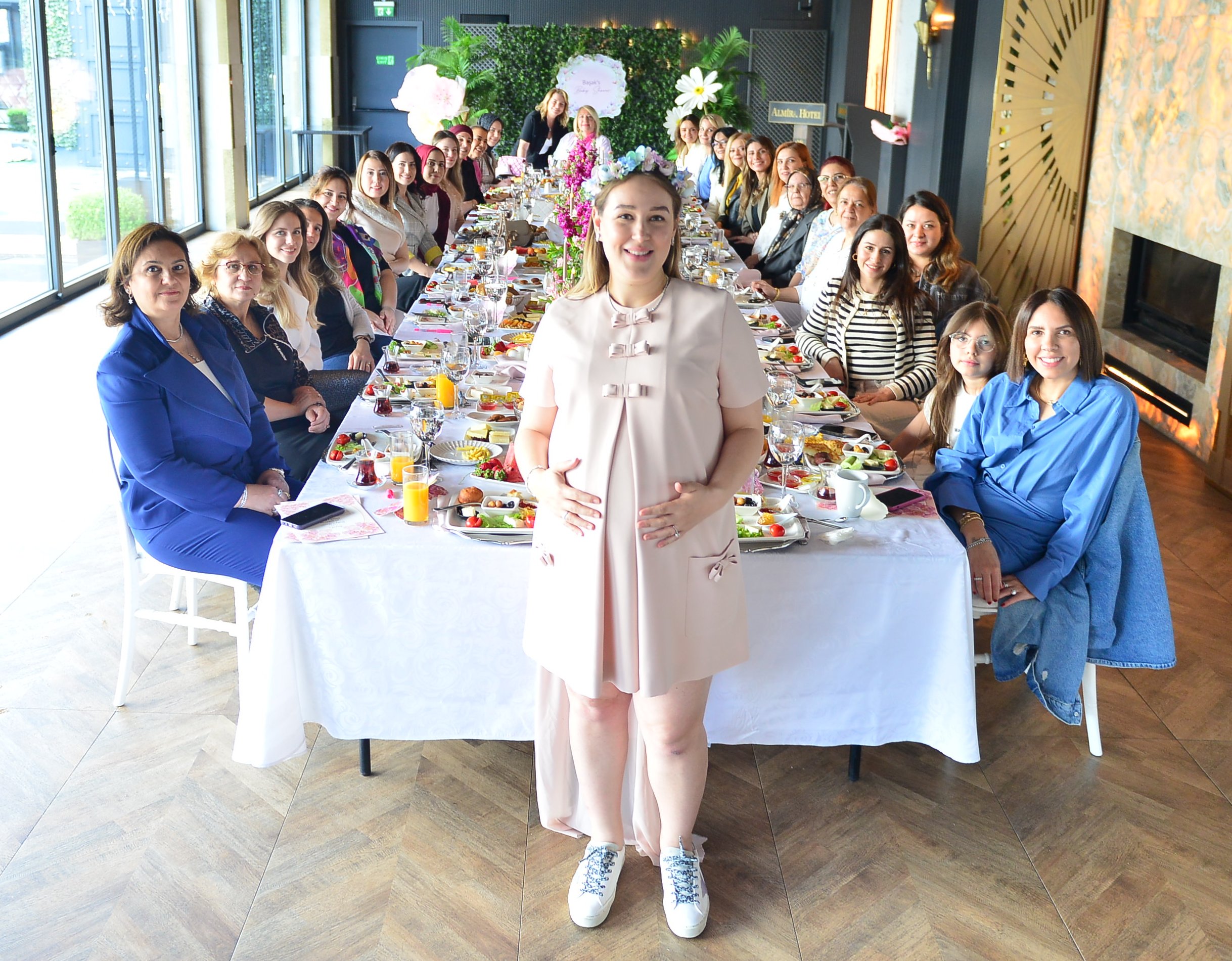 Başak Şen’den renkli  baby shower daveti