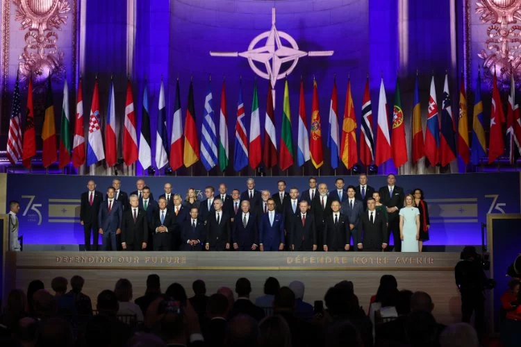 Cumhurbaşkanı Erdoğan, NATO zirvesinde liderlerle birlikte aile fotoğrafı çektirdi