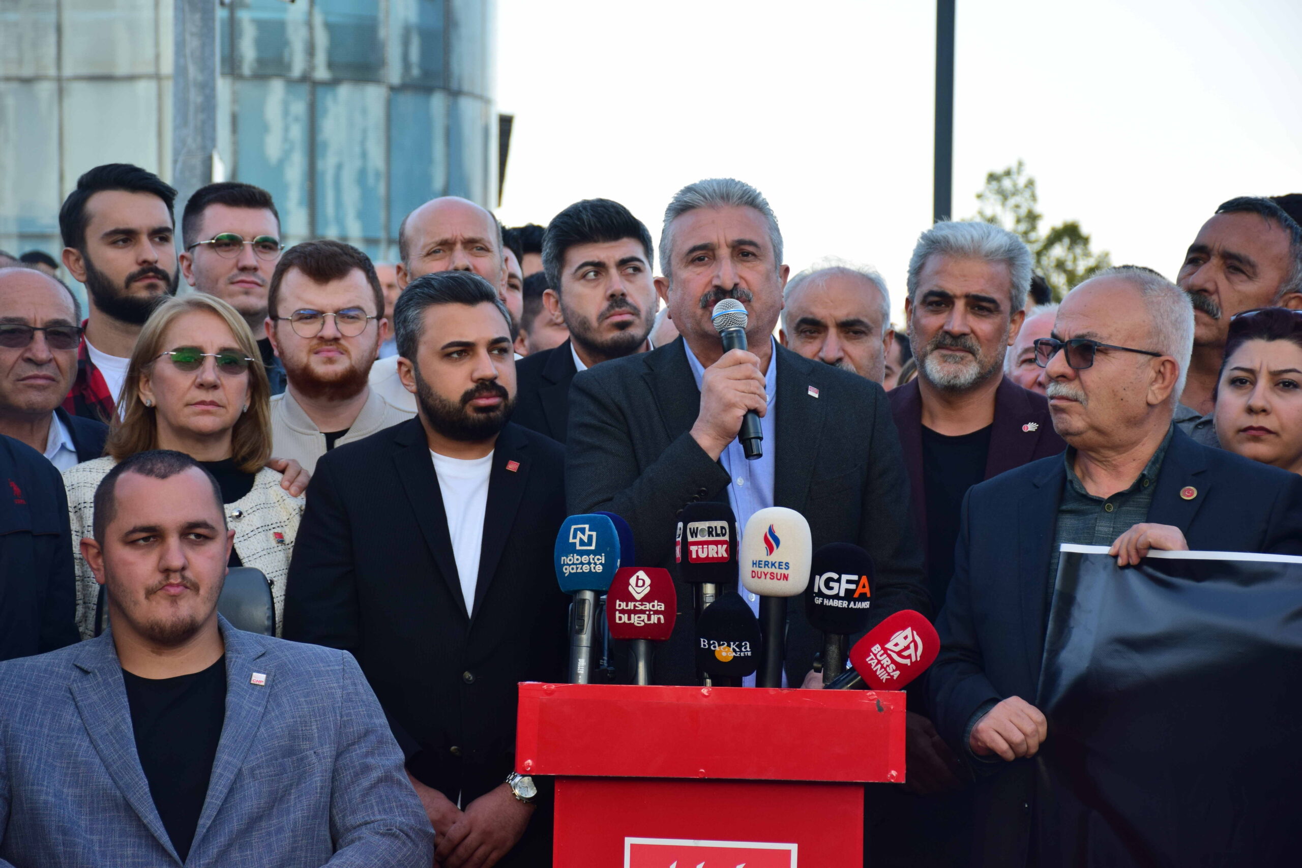 CHP Bursa İl Başkanlığı, Esenyurt Belediye Başkanı Prof. Dr. Ahmet Özer’in tutuklanmasını ve belediyeye kayyum atanmasını protesto etti.