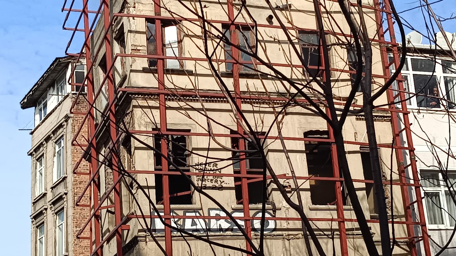 İstanbul Taksim Turan Caddesi’nde Yangın Paniği: Ahşap Binalar Tehlikede