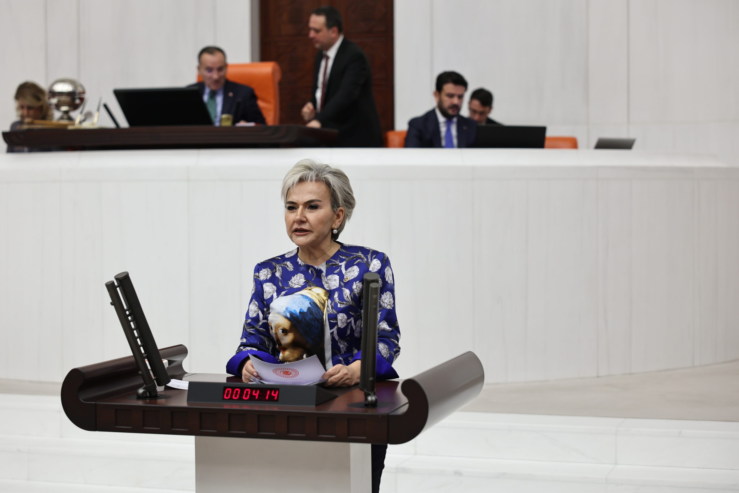 “CHP’li Özdemir: Suçsuz Çocuklar Demir Kapılar Ardında Büyüyor”