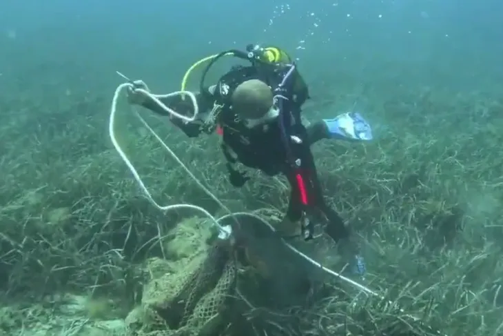İzmir’de deniz dibinden 1,5 ton ağ çıkarıldı!