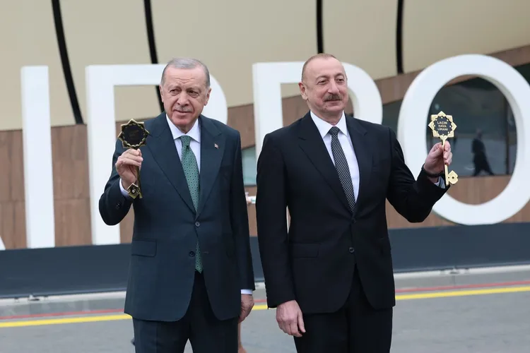 Laçın’ın sembolik anahtarları iki liderde