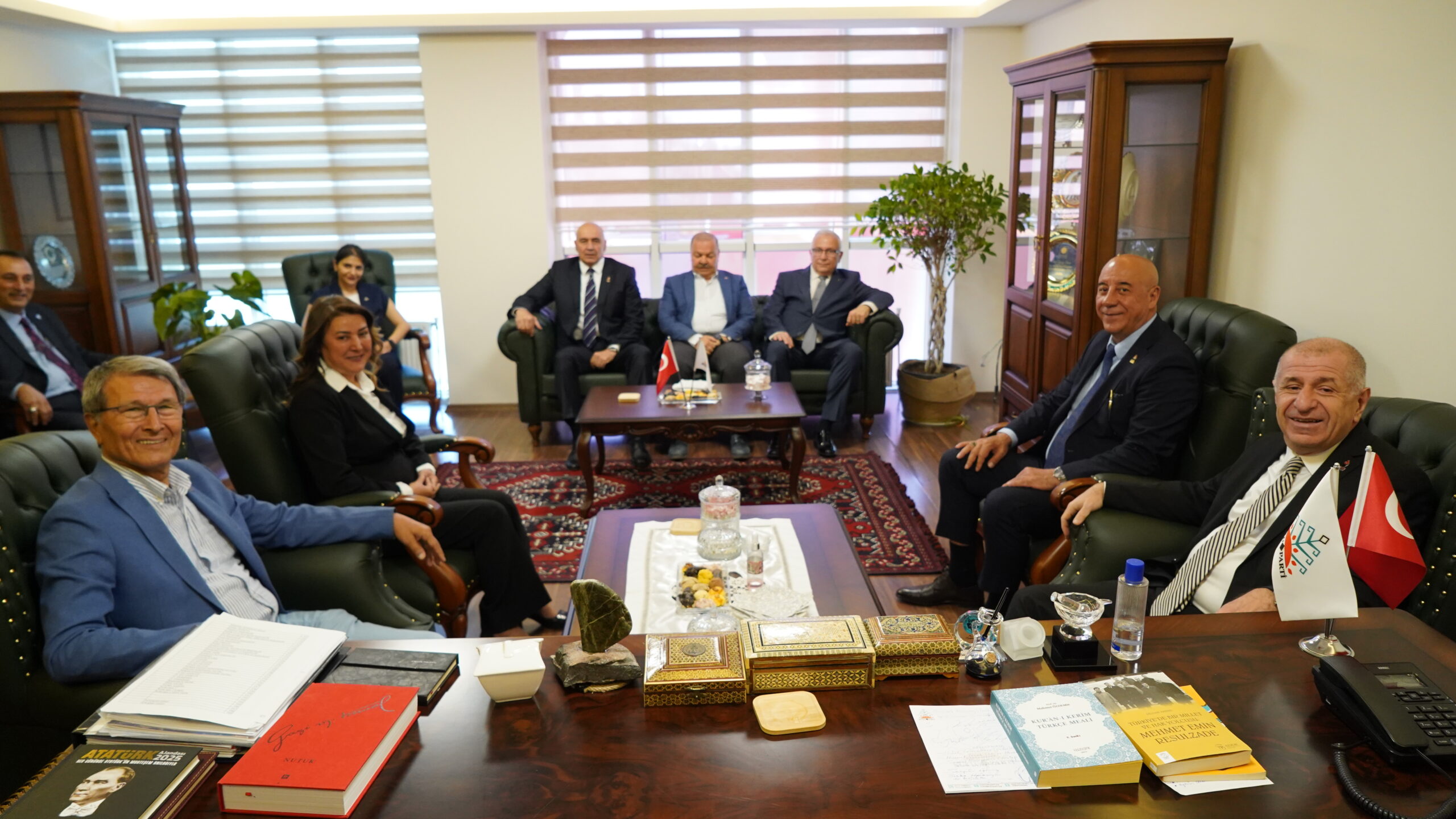 Ümit Özdağ’dan Halaçoğlu’na Teşekkür ve Orman Yangınlarıyla İlgili Uyarı: “Yeni Bir Saldırı Türüyle Karşı Karşıyayız”