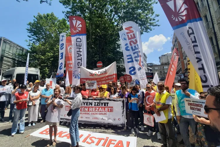 Aile Hekimleri İstanbul’da eylemde… Eziyet Yönetmeliği geri çekilsin!