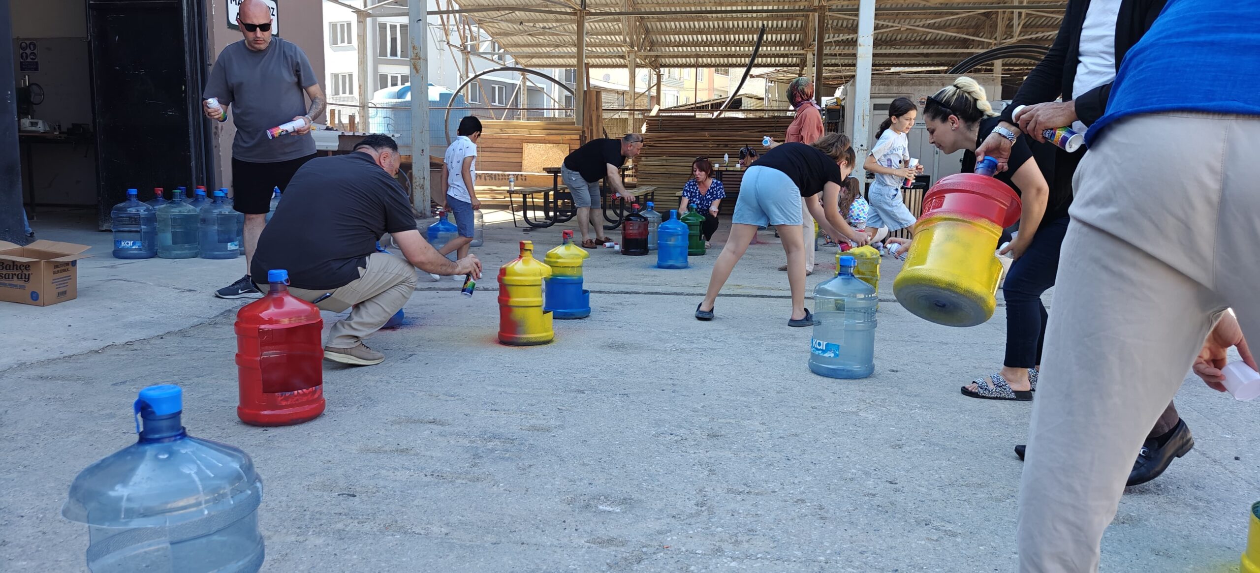 Gemlik’te Sokak Hayvanları İçin Anlamlı Dayanışma: Damacanalardan Hayat Doğdu