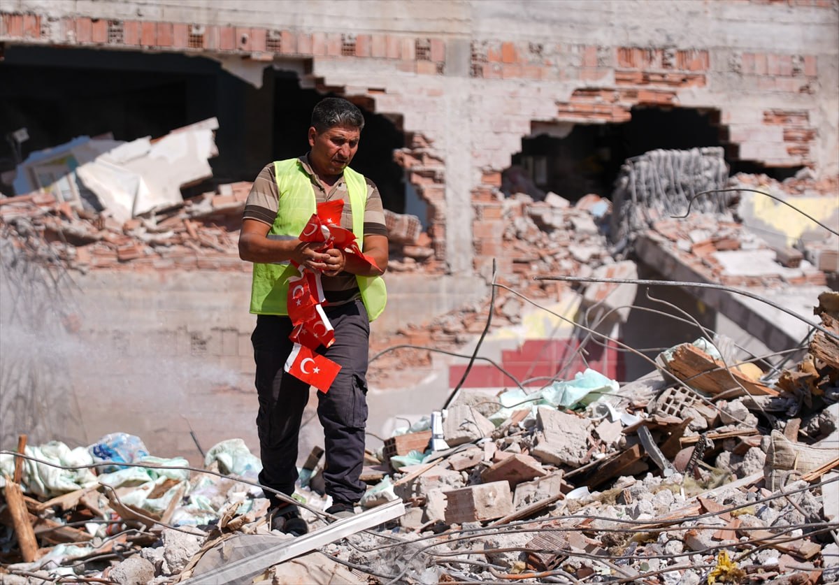 Sındırgı’daki Depremde Yıkılan Binanın Enkazından Türk Bayrakları Toplandı