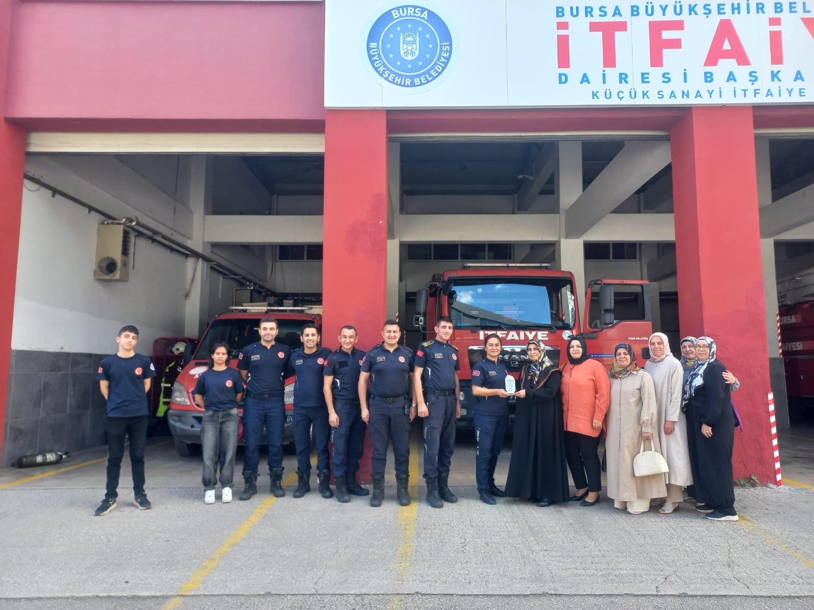 Saadet Partisi Kadın Kollarından 17 İlçede Anlamlı Ziyaret:   İtfaiye Haftası’nda Kahramanlara Teşekkür