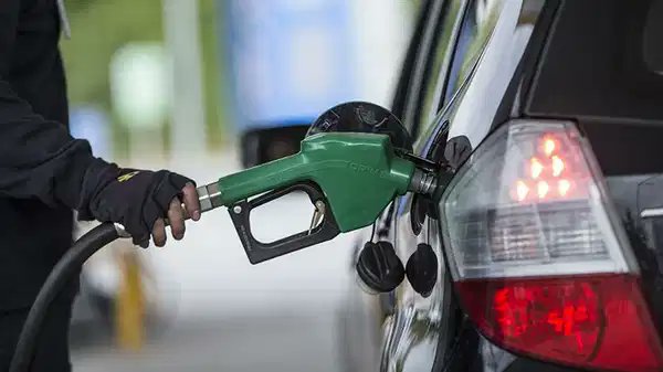 Gece yarısı 2 lira 44 kuruşluk motorine gelen indirim tabelaya yansıdı.