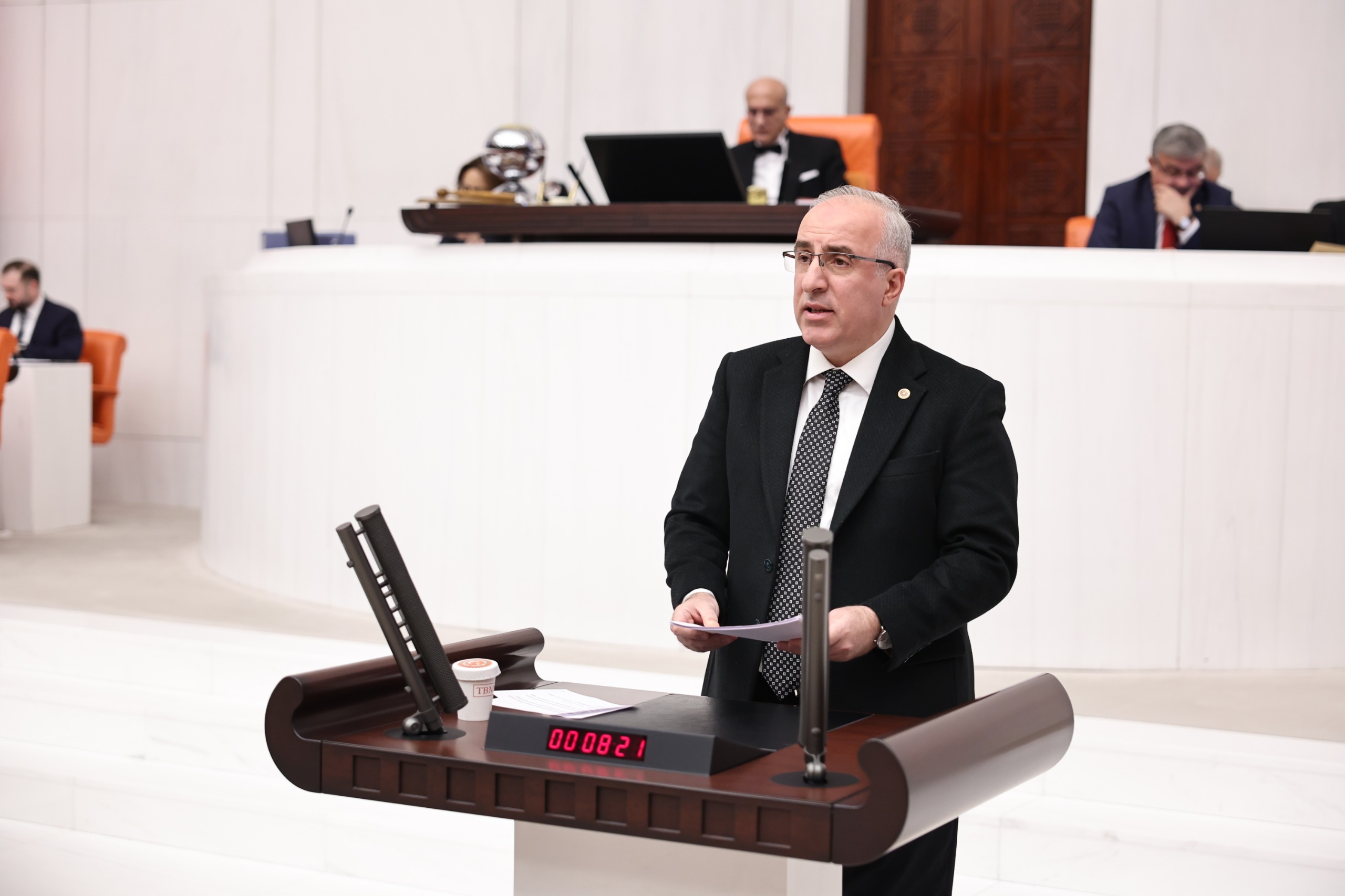 “ÜNİVERSİTELER NİTELİK KAYBEDİYOR, DİPLOMALAR İŞSİZLİK SERTİFİKASINA DÖNÜŞÜYOR”