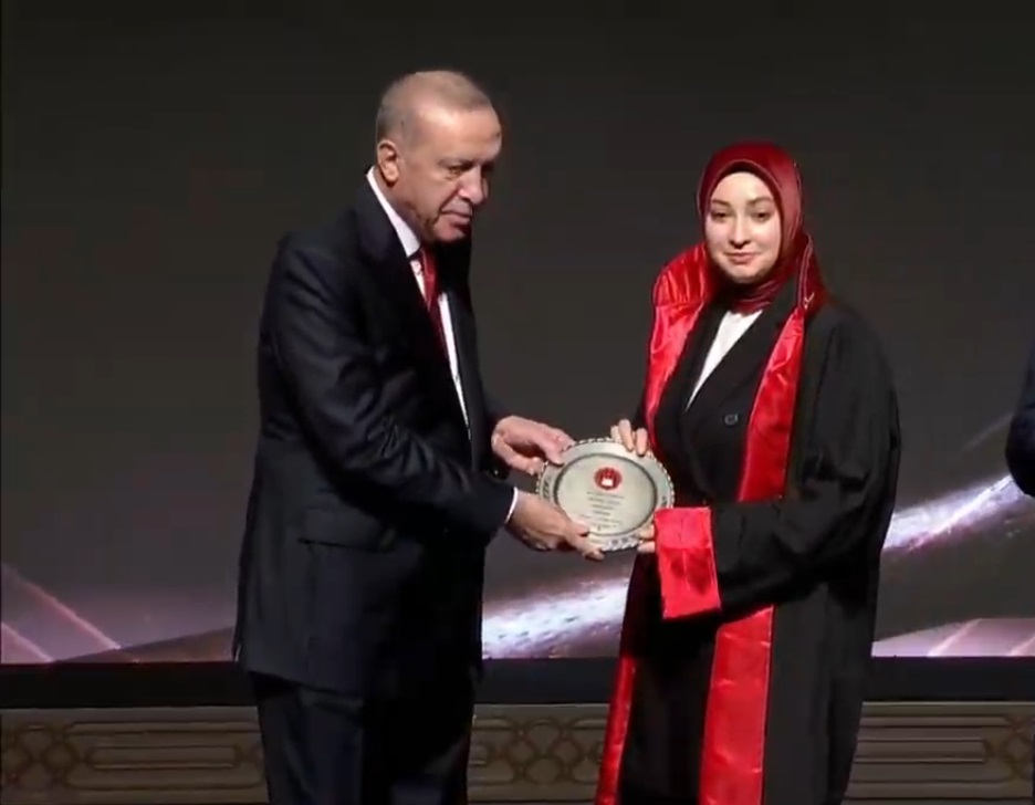 PAZARYERİ’NİN GURUR GÜNÜ: İKİ GENÇ HUKUKÇU TÜRKİYE’YE ADINI DUYURDU