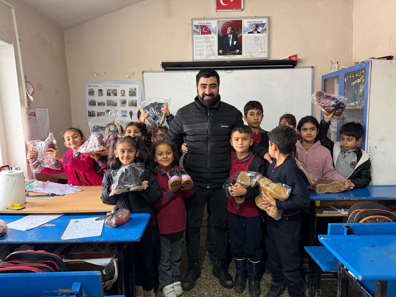 Hasan Koçağa’dan Köy Okullarına Kış Desteği: 210 Öğrenciye Mont ve Bot