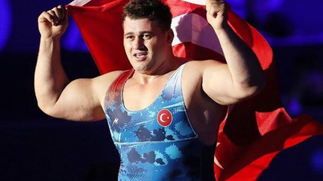 Rıza Kayaalp 610 gün sonra altın madalyayla döndü