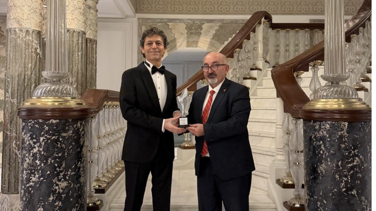 Akif Manaf’a Bir Barış Ödülü Daha: Dünyaca Ünlü Yazar Egeyön Barış Ödülünü Aldı