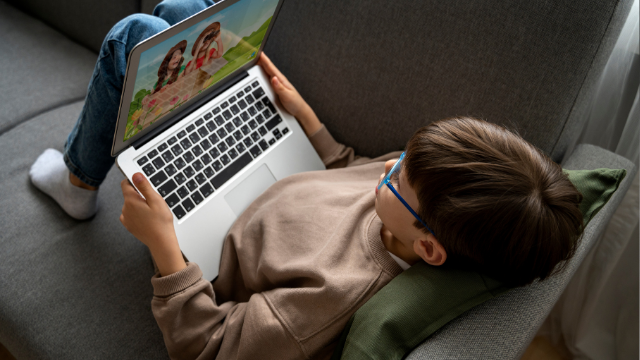 Uzmandan ailelere kritik uyarı: Erken yaşta kontrolsüz ekran kullanımı dil ve sosyal gelişimi olumsuz etkileyebilir