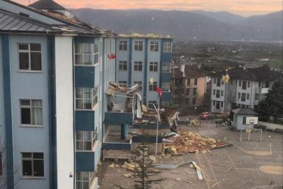 Düzce’de çatısı hasar gören okulda eğitime 1 gün ara!