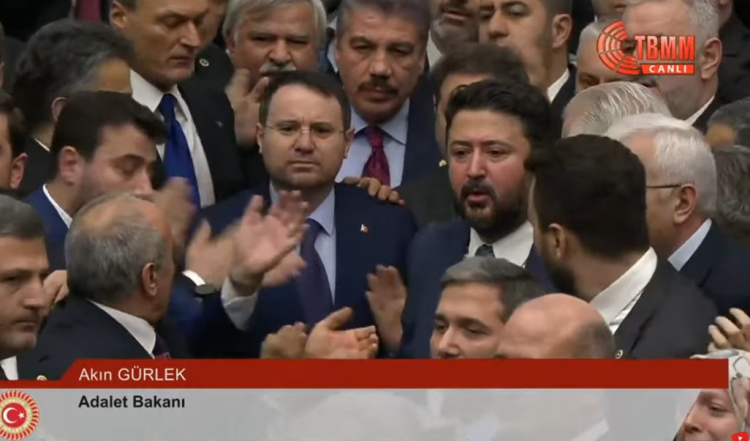 TBMM’de yemin öncesi gerginlik! Bakanlar vekiller arasında yemin etti