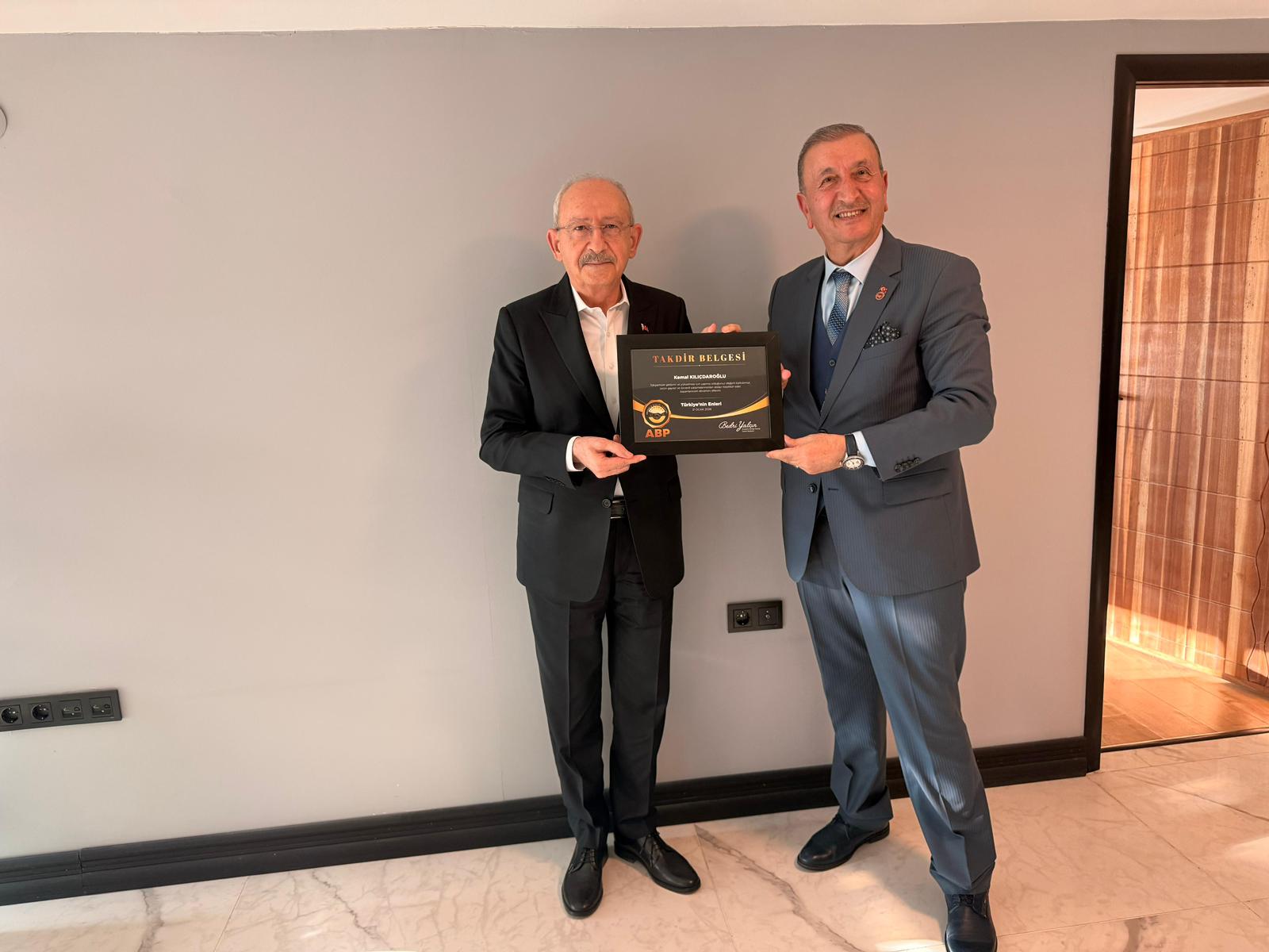 “Türkiye’nin Enleri” Takdir Belgesi Kemal Kılıçdaroğlu’na Verildi