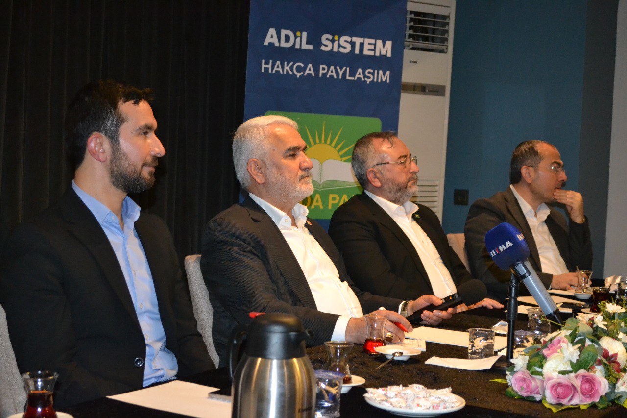 HÜDA PAR Genel Başkanı Zekeriya Yapıcıoğlu, partisinin Bursa İl Başkanlığı tarafından düzenlenen iftar programında teşkilat mensuplarıyla bir araya geldi.