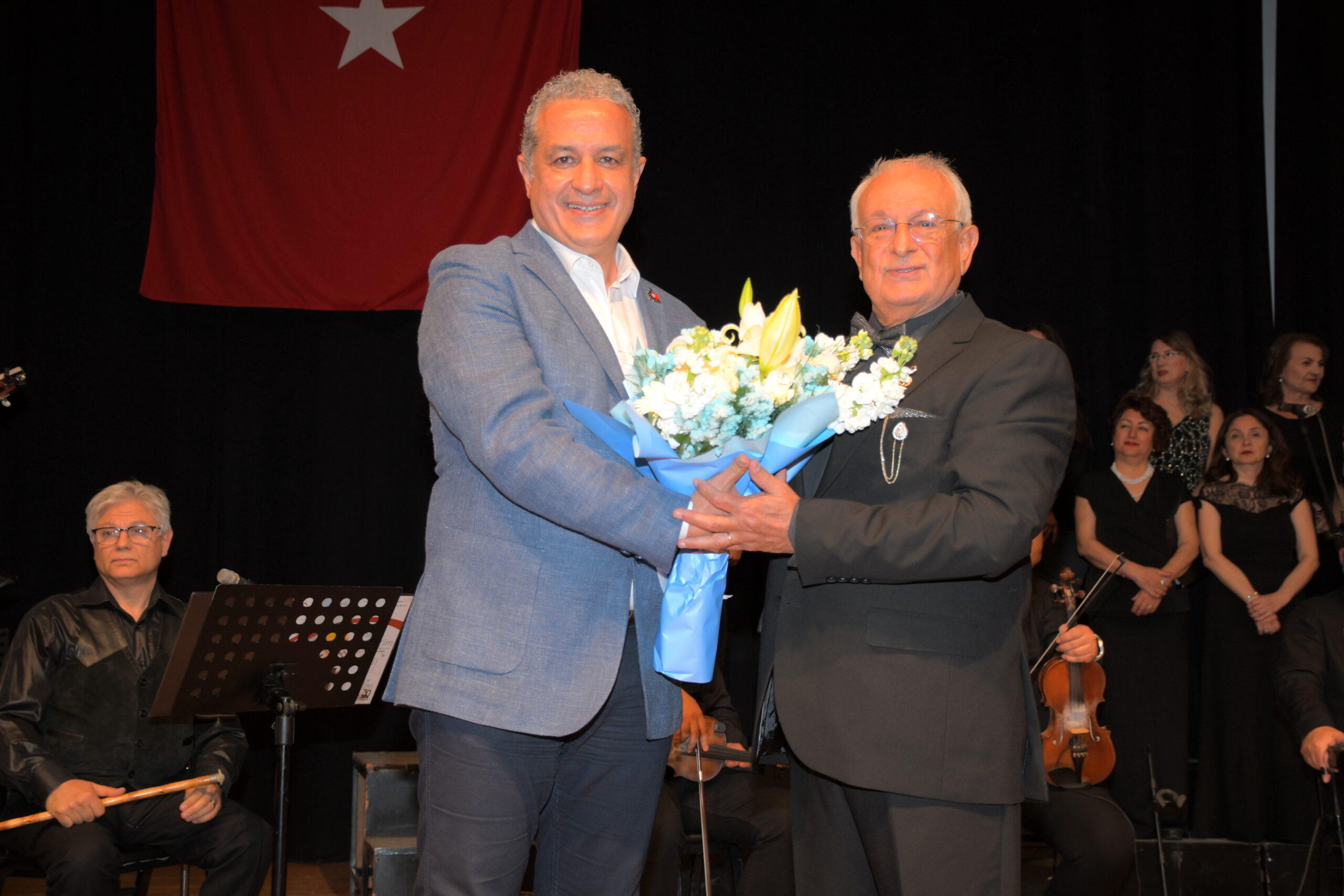 İZDO Türk Sanat Müziği Korosu Ayakta Alkışlandı