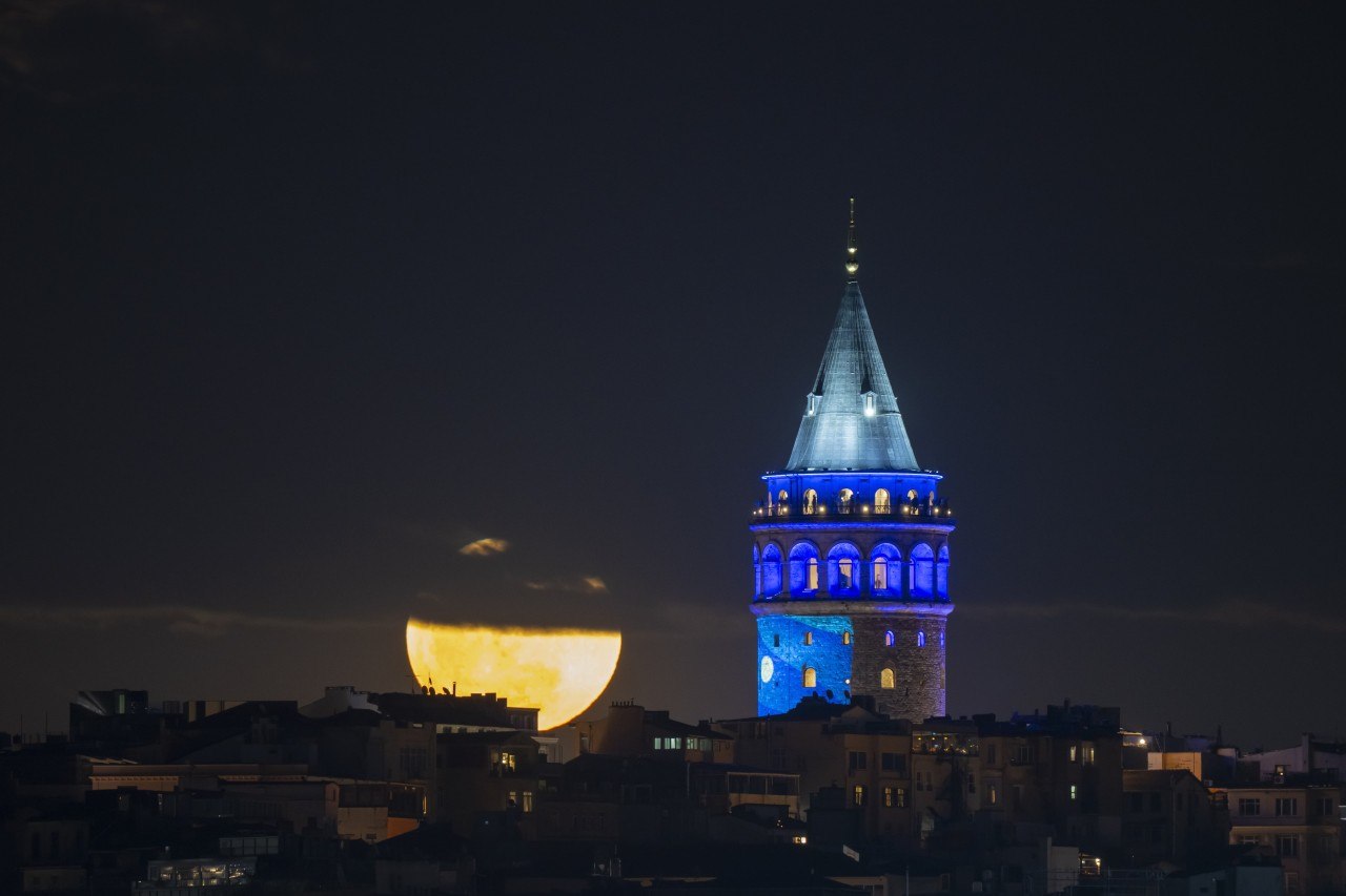 İstanbul’da dolunay, Galata Kulesi ile aynı karede