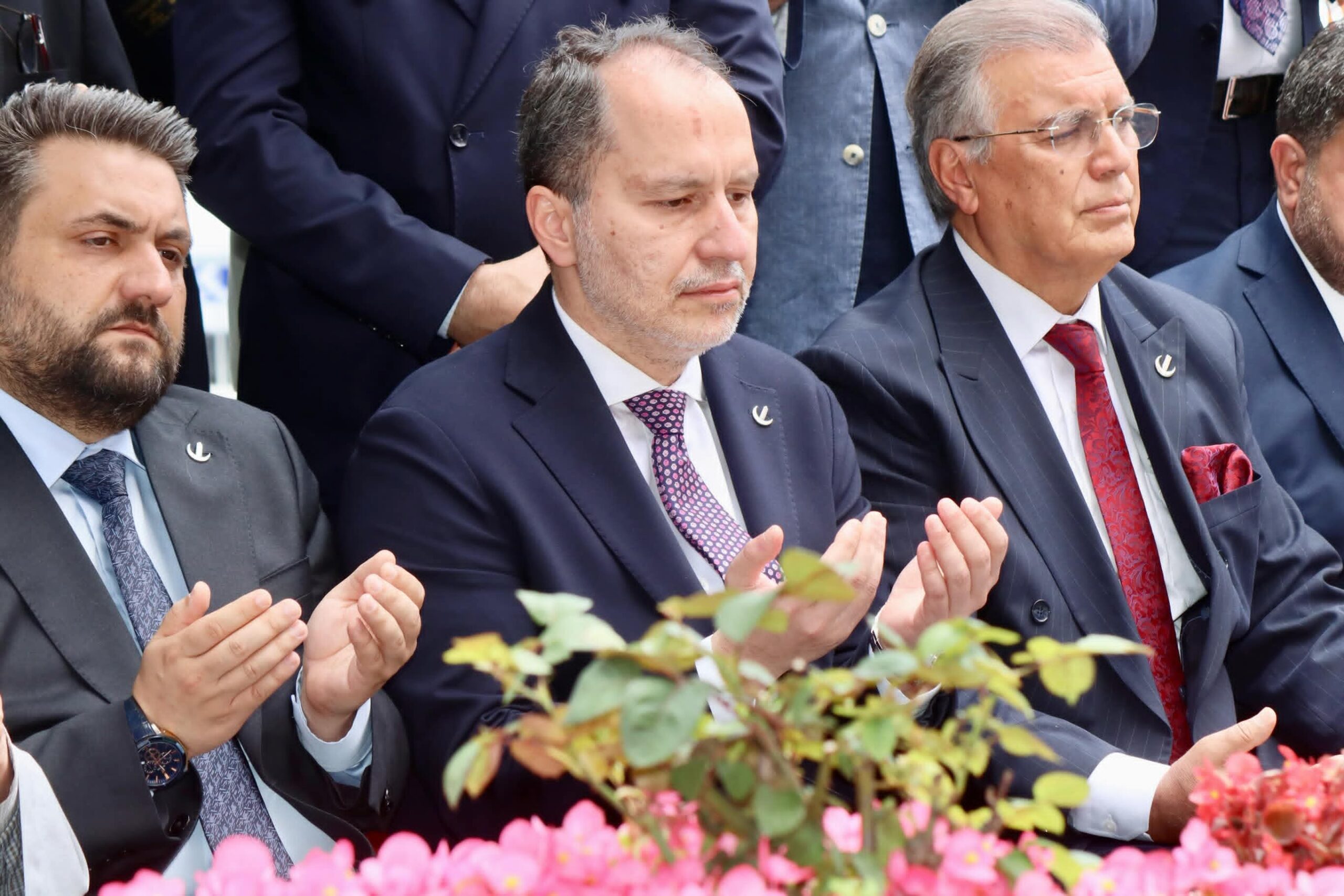 Fatih Erbakan, Bayramlaşma Programı Öncesinde Necmettin Erbakan’ın Kabrini Ziyaret Etti