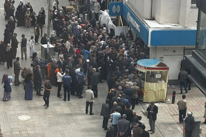 Ağrı’da sosyal yardım kuyruğu! Halkbank’a acil önlem çağrısı