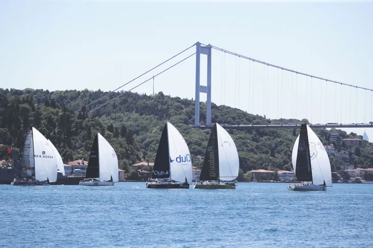 İstanbul Boğazı’nda görkemli coşku