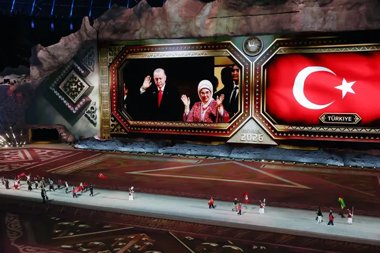 Dünya Göçebe Oyunları’nın açılışını liderlerle birlikte izledi